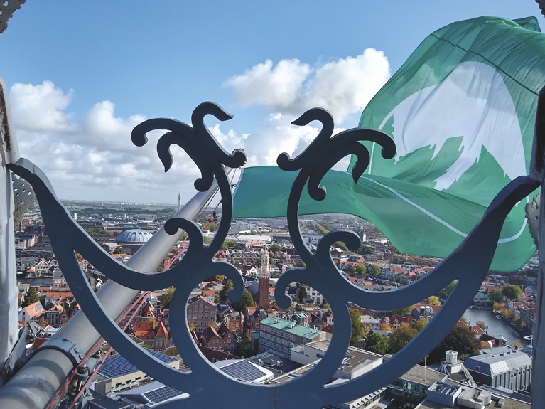 De vlag uit in de Bavotoren, HRLM85