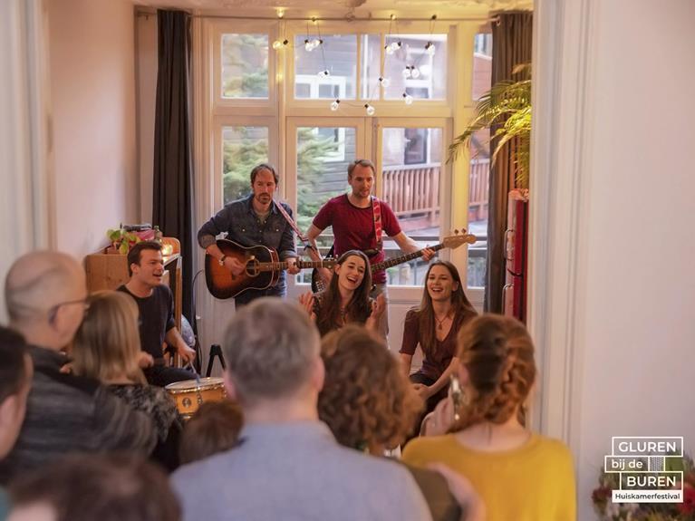 Gluren Bij De Buren: op zoek naar acts en huiskamers